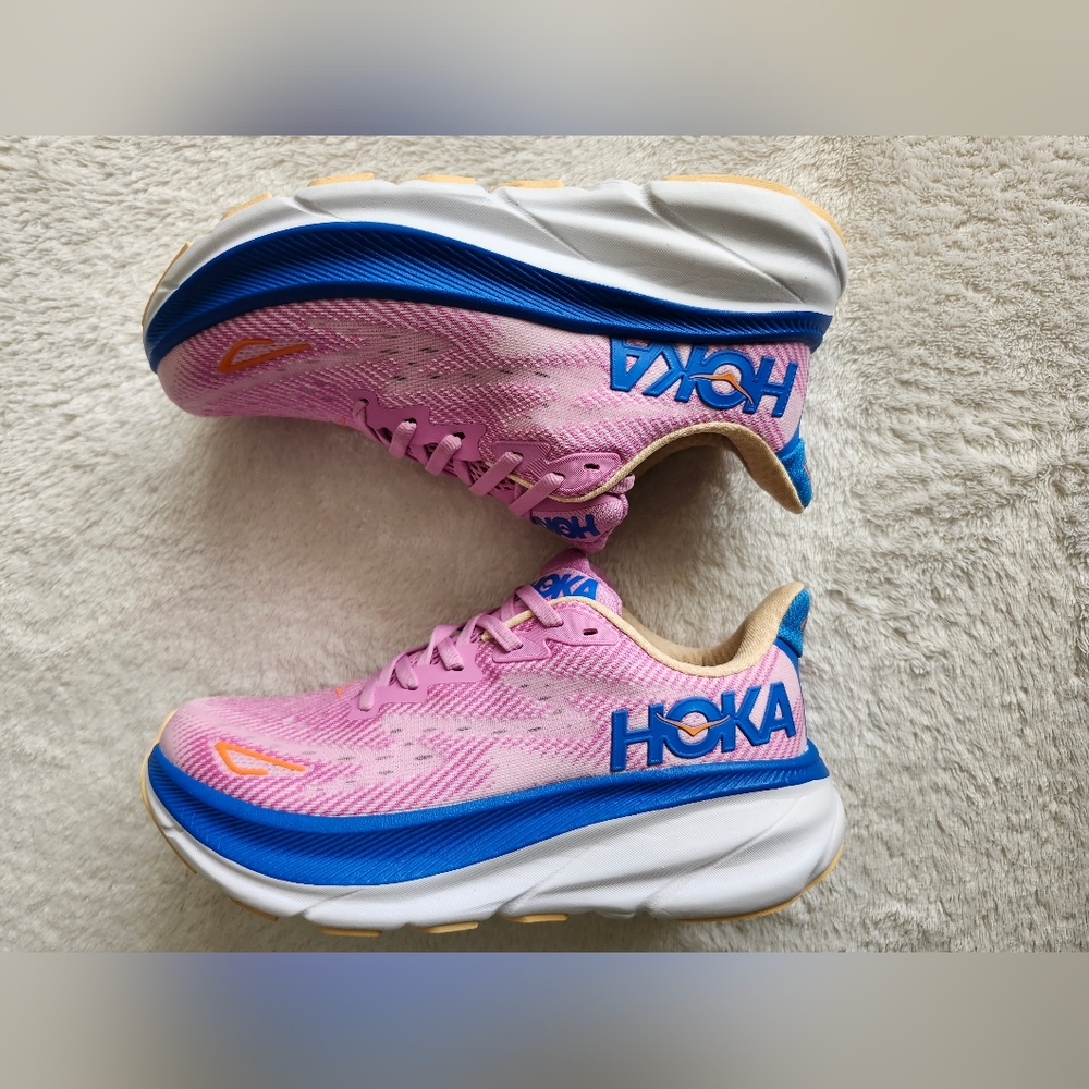Women's size 7.5 designer Hoka Clifton 9 athletic casual gym shoes (like new)